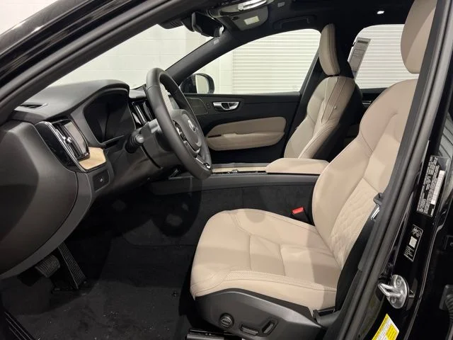 2026 Volvo XC60 Plus - Photo 9