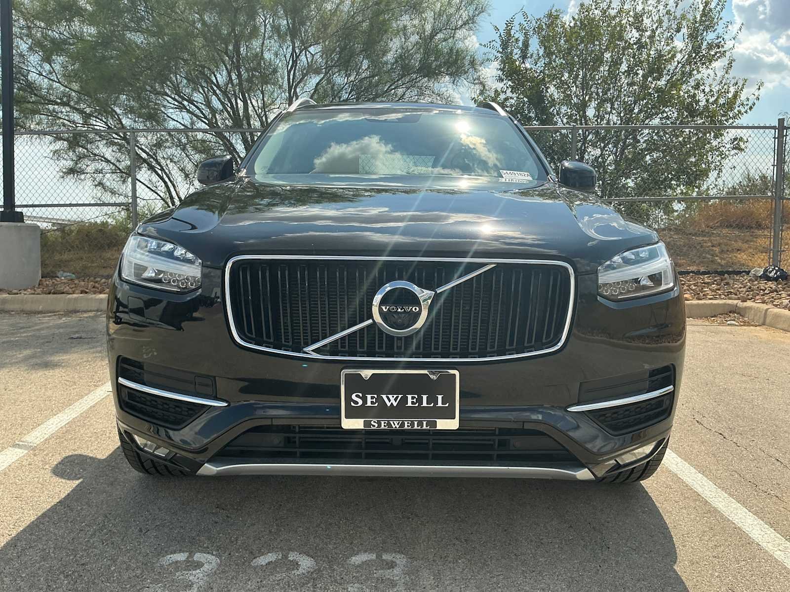 Used 2019 Onyx Black Metallic Volvo Momentum image 2