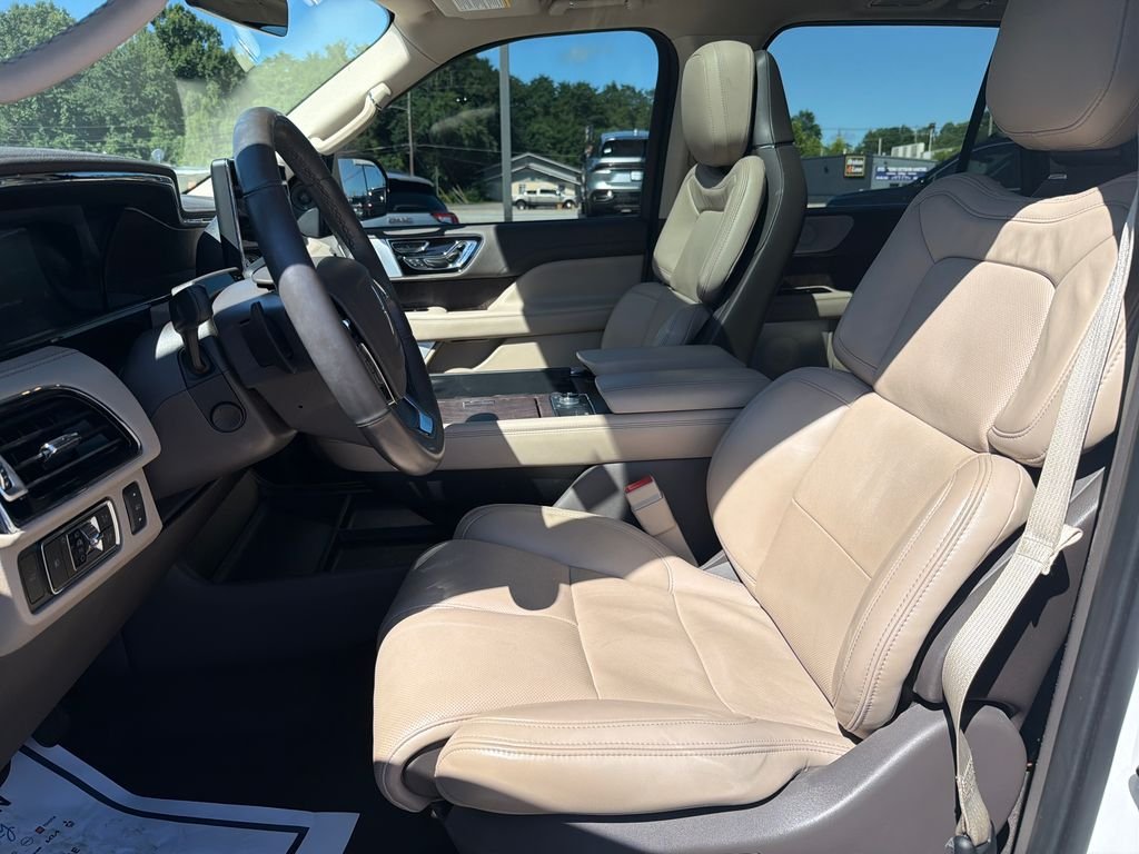 Used 2023 White Lincoln Reserve image 13