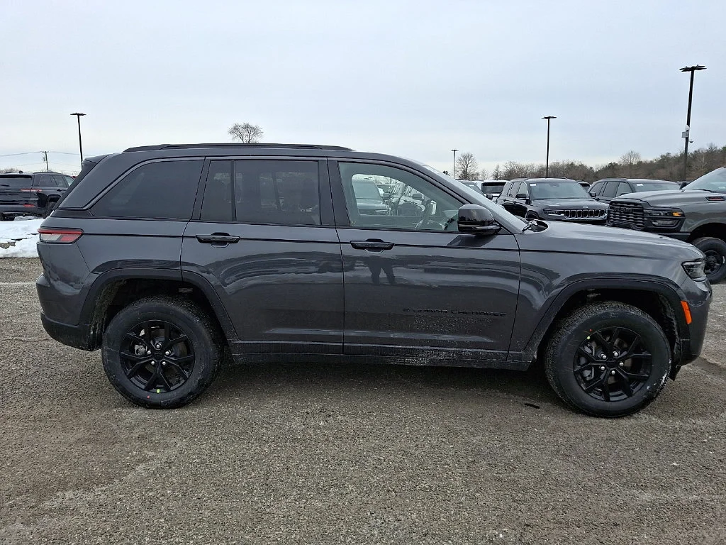 New 2026 Baltic Gray Metallic Clear-Coat Exterior Paint Jeep Laredo Altitude image 9
