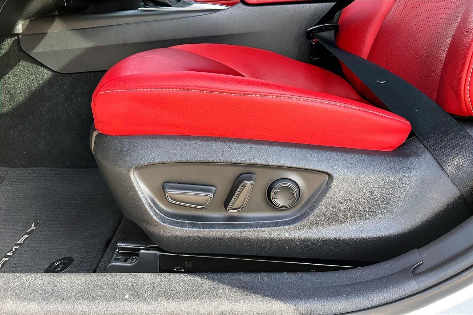 Used 2023 Wind Chill Pearl Toyota Hybrid XSE image 32