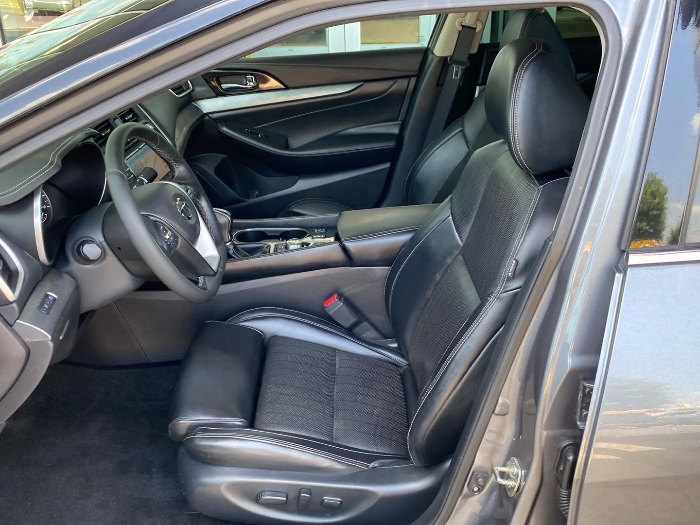 Used 2017 Gun Metallic Nissan SL image 15