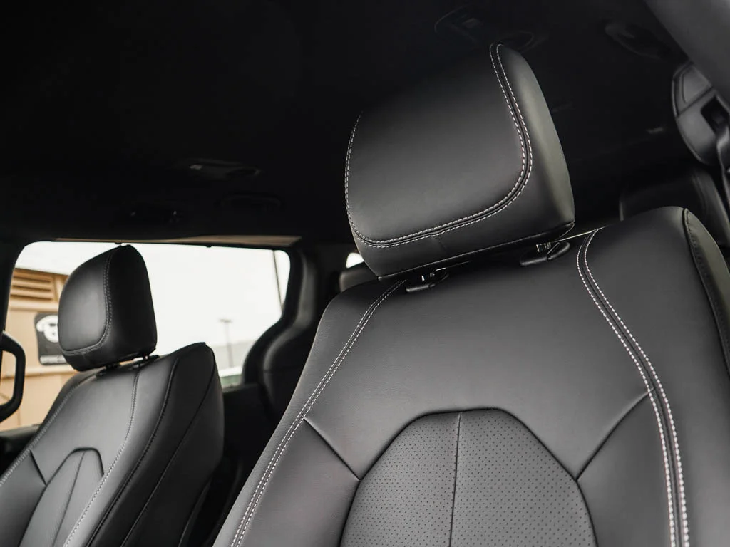 New 2026 Diamond Black Crystal Pearlcoat Chrysler Select image 21
