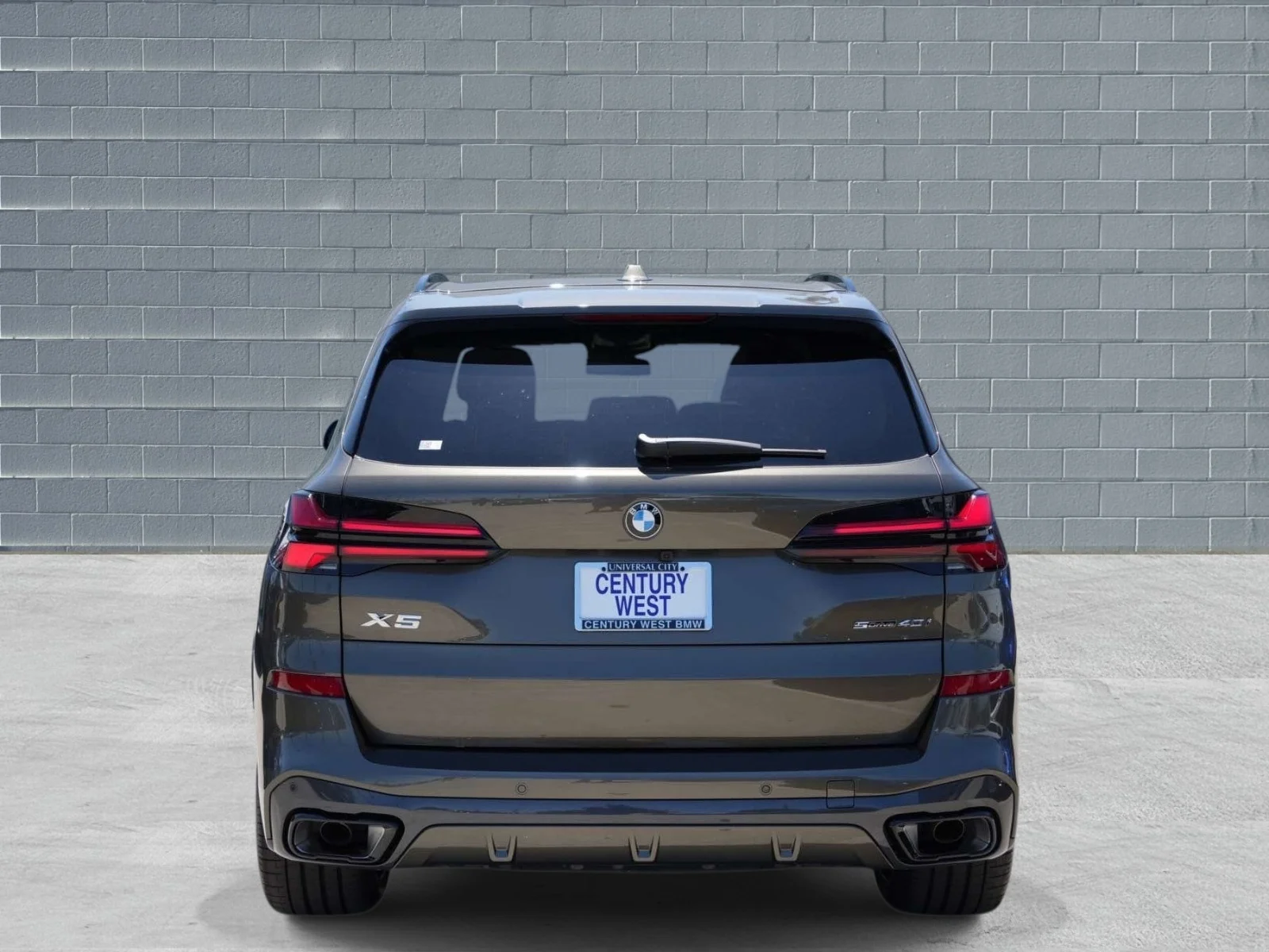 New 2026 Manhattan Green Metallic BMW sDrive40i image 4