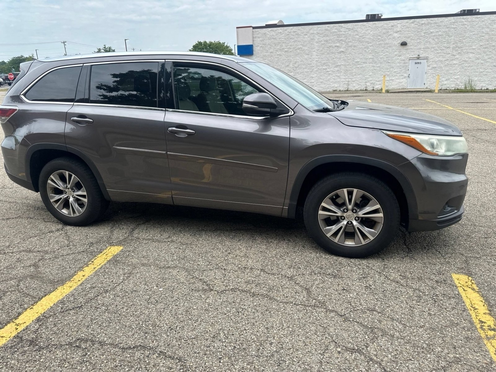 Used 2015 Predawn Gray Mica Toyota XLE image 13