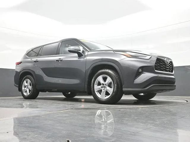 2022 Toyota Highlander LE - Photo 23