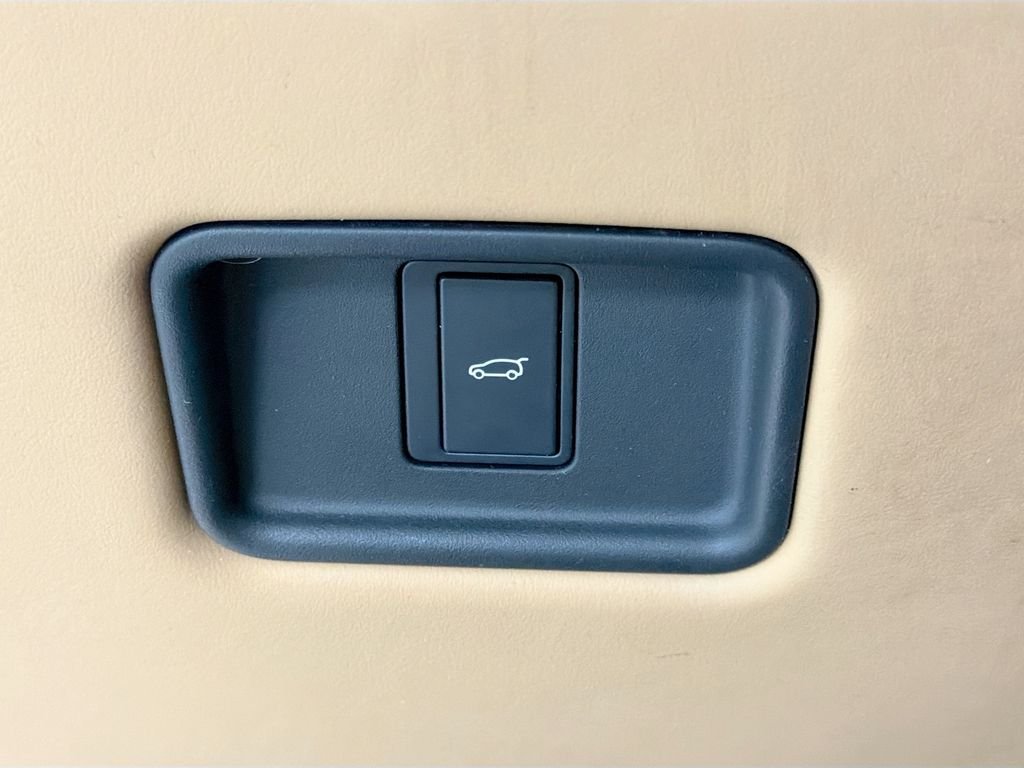 Used 2023 Green Land Rover SE image 11