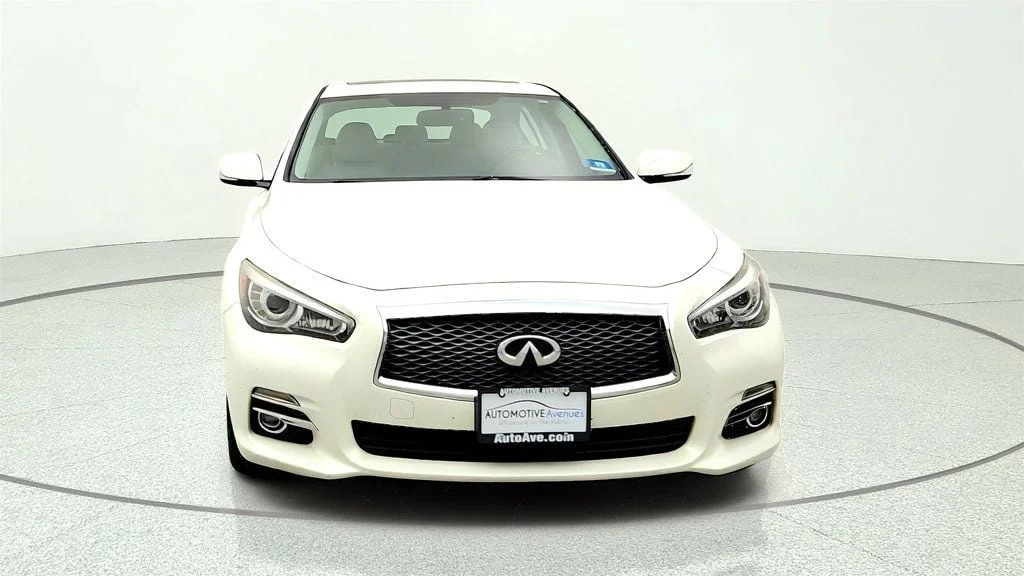 Used 2016 Majestic White INFINITI 4dr Sedan 2.0t Premium AWD w/ Premium Plus Pkg image 2