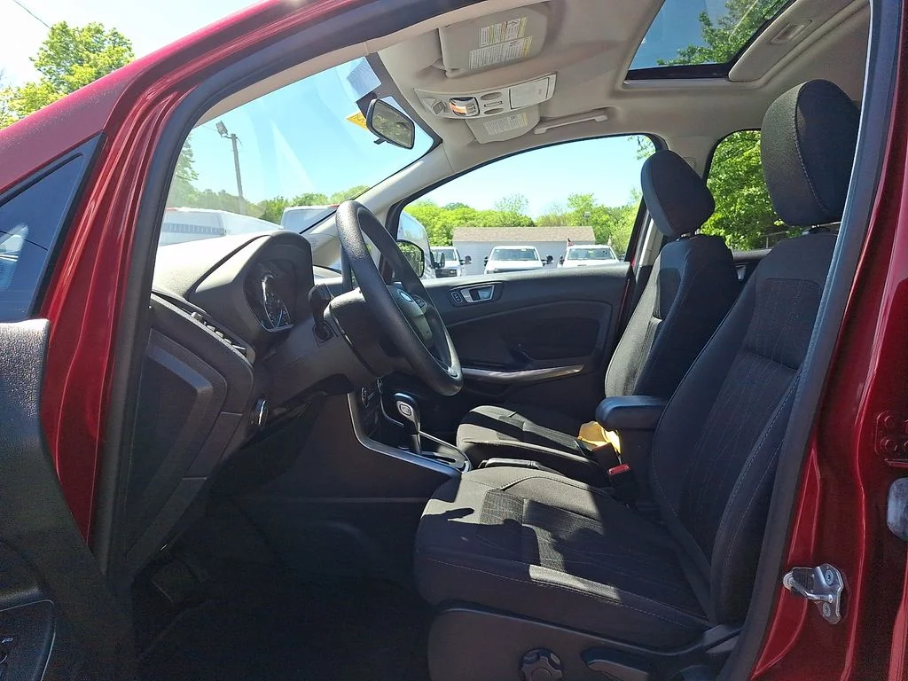 Used 2022 Red Ford SE image 14