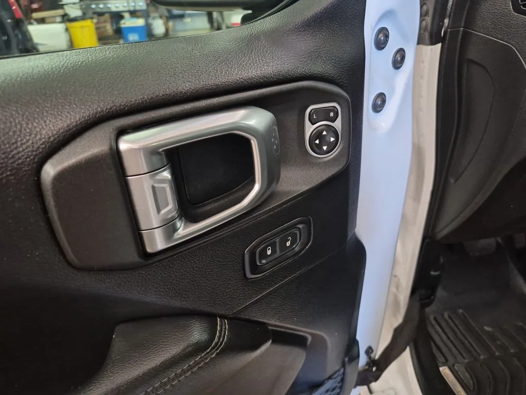 Used 2019 Bright White Clearcoat Jeep Unlimited Sahara image 9