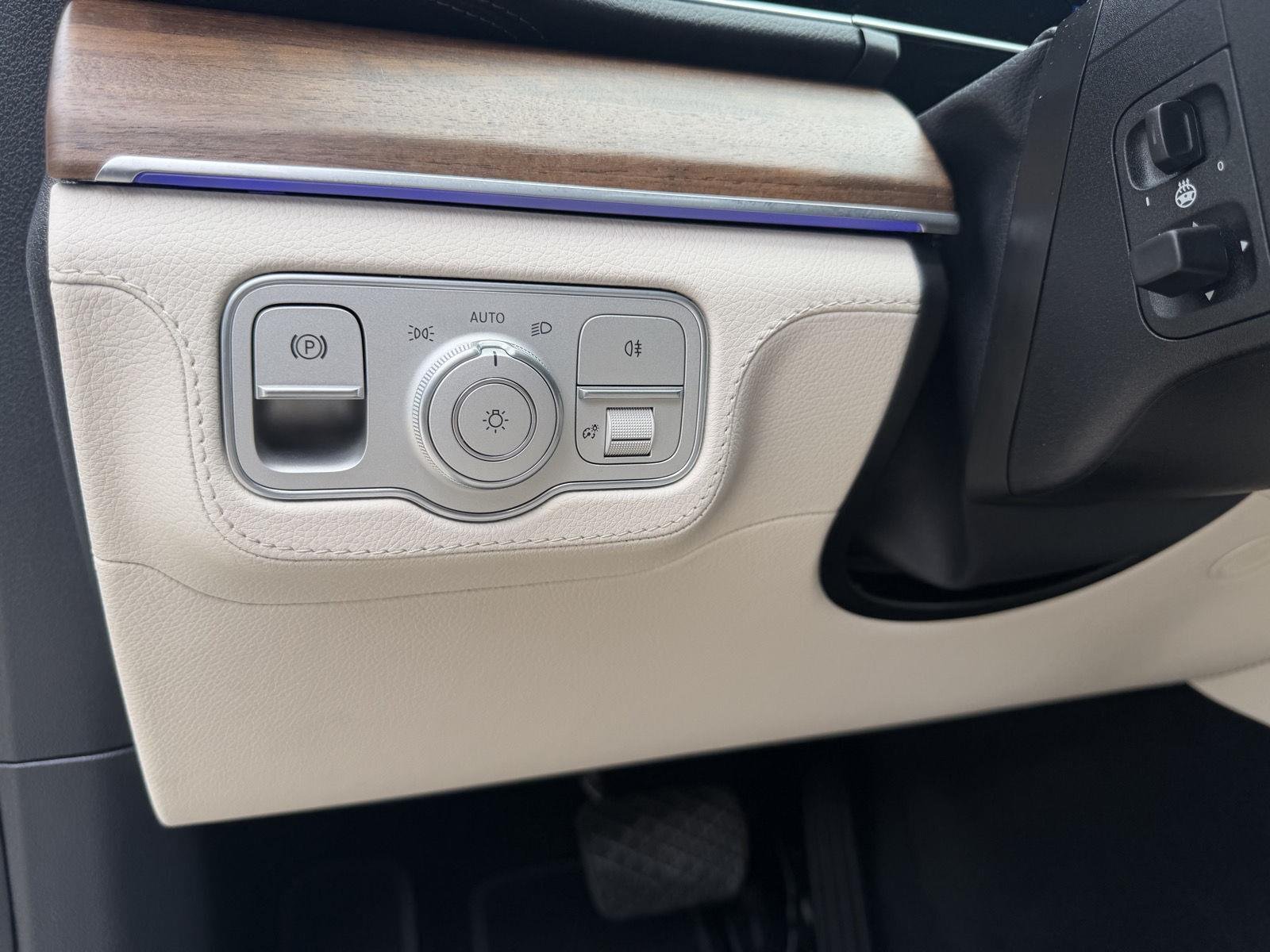 Certified Used 2025 MANUFAKTUR Moonlight White Metallic Mercedes-Benz GLE 450 image 7