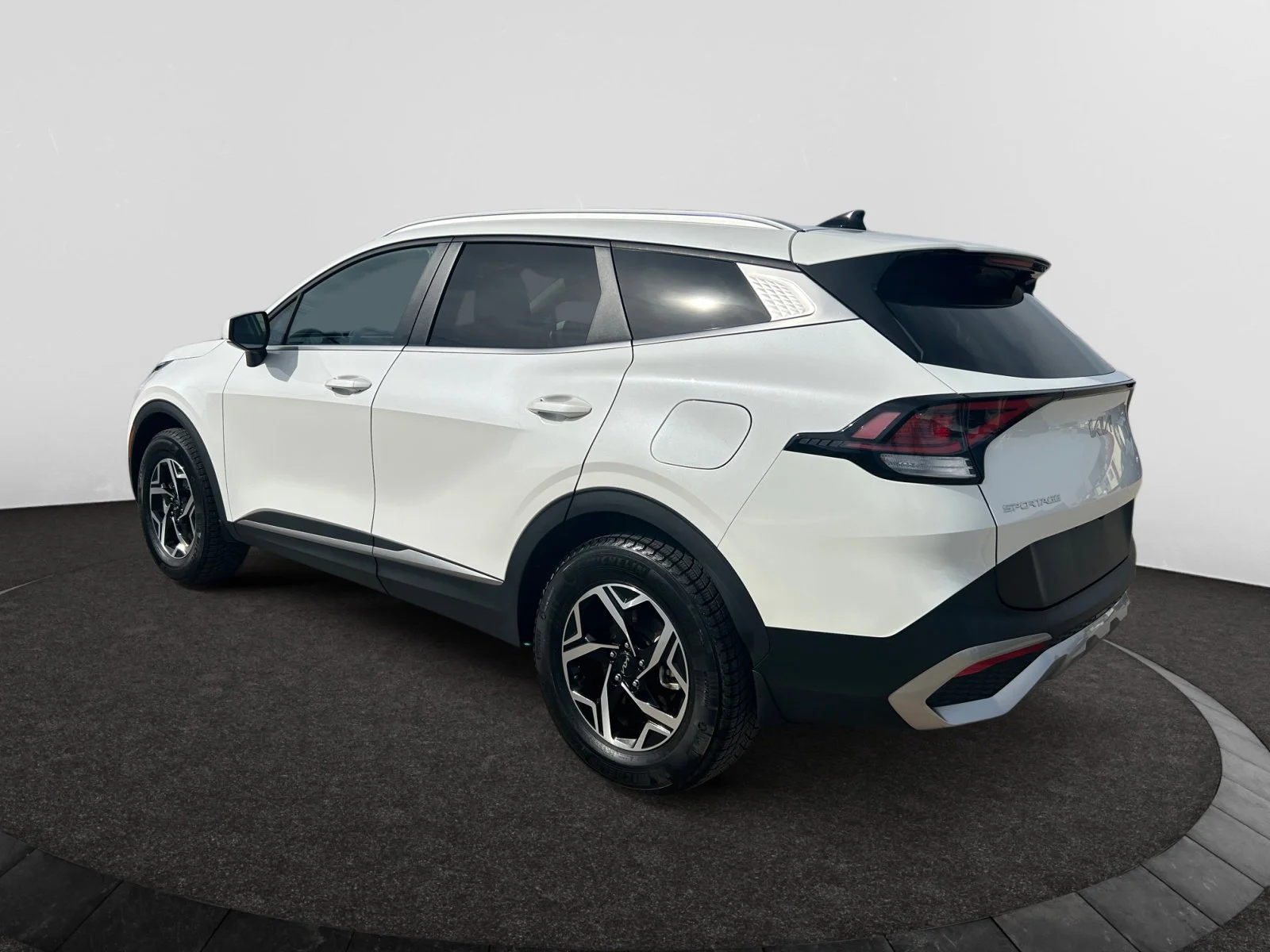 Used 2023 WHITE Kia X-LINE AWD image 3