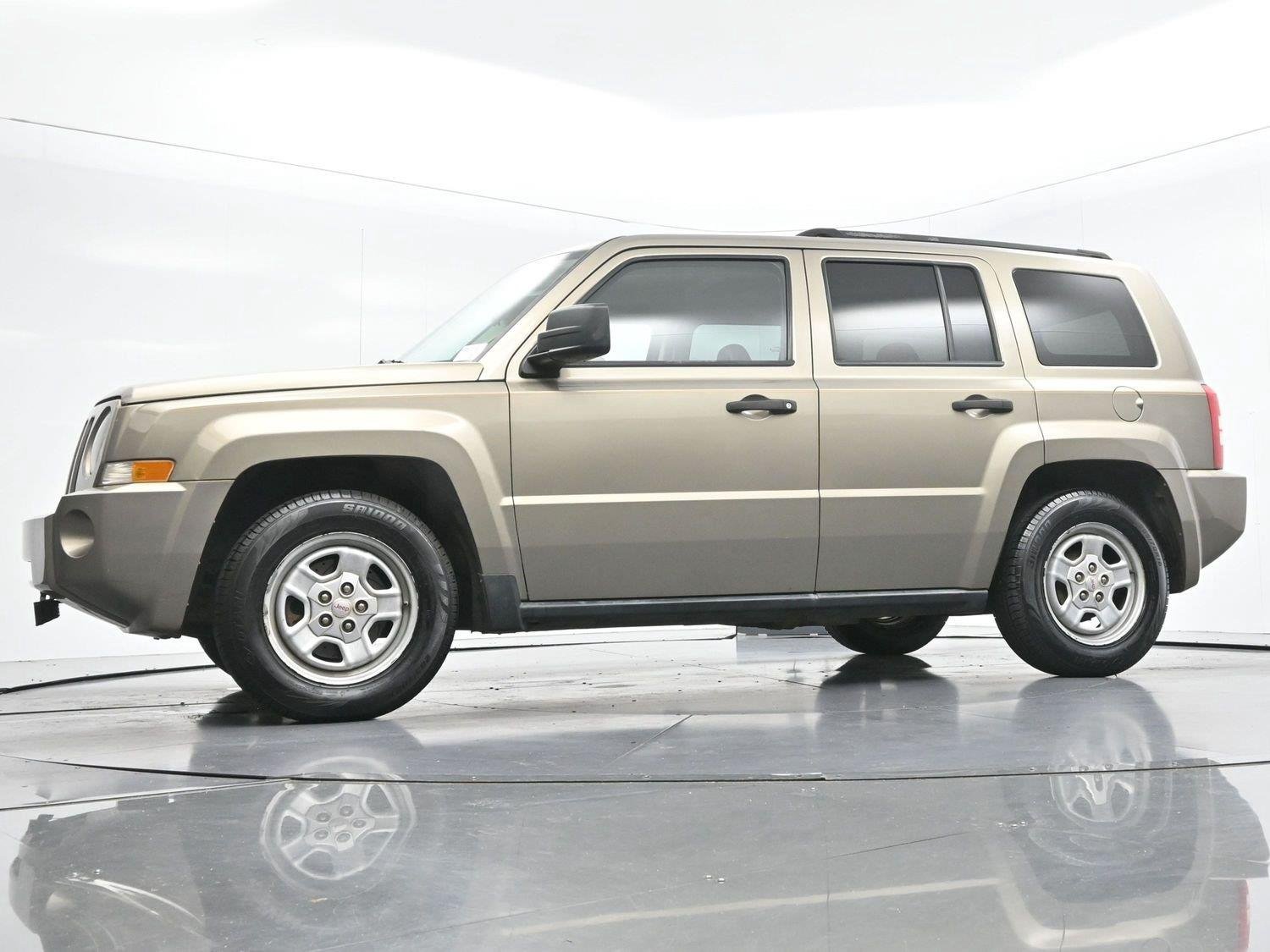 Used 2008 Light Khaki Metallic Jeep Sport image 41