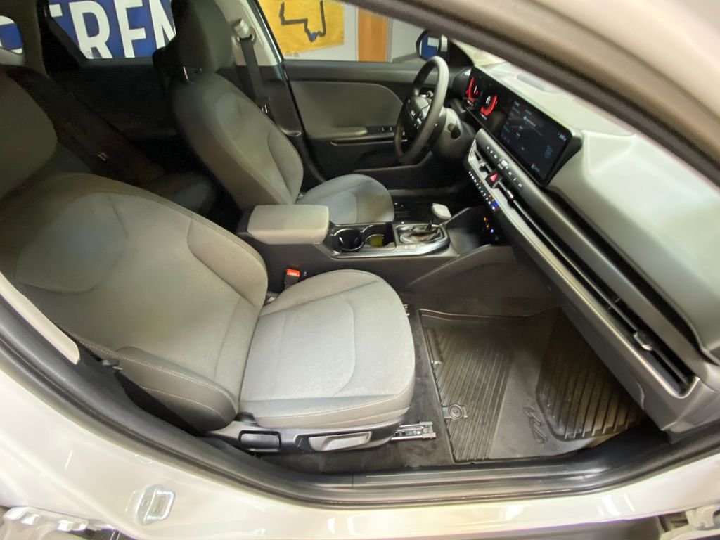 Used 2025 White Kia LXS image 25