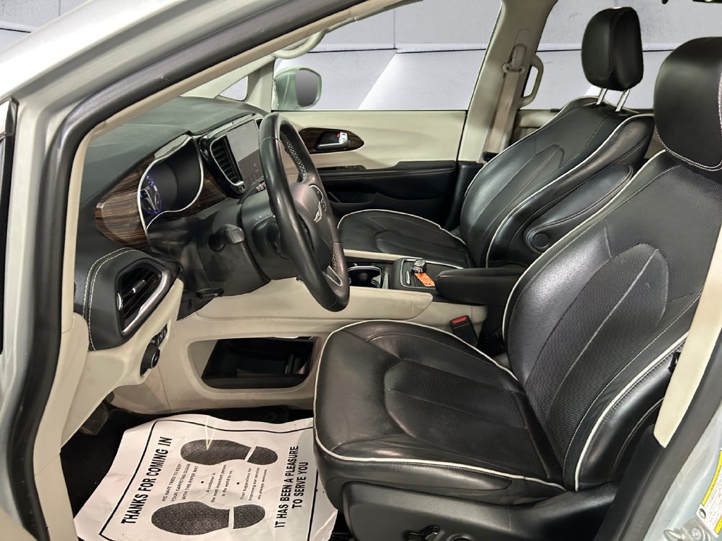 Used 2022 Silver Chrysler Limited image 7