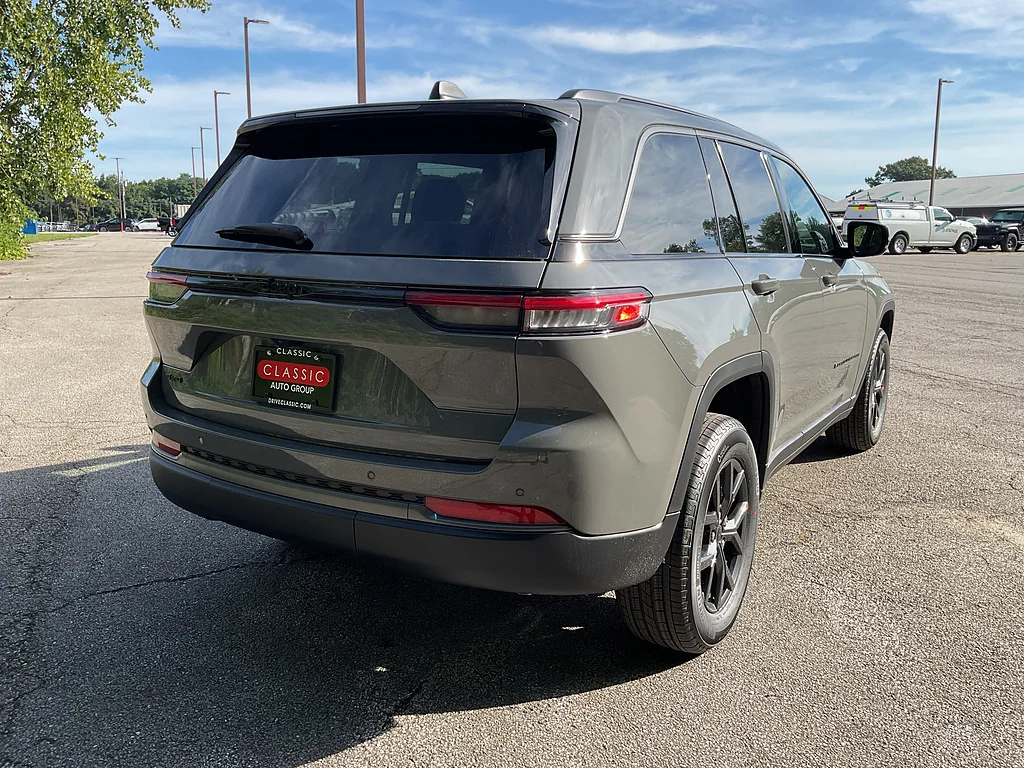 New 2027 Sting-Gray Clearcoat Jeep Laredo Altitude image 5