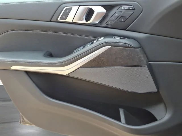 Used 2023  BMW xDrive40i image 17