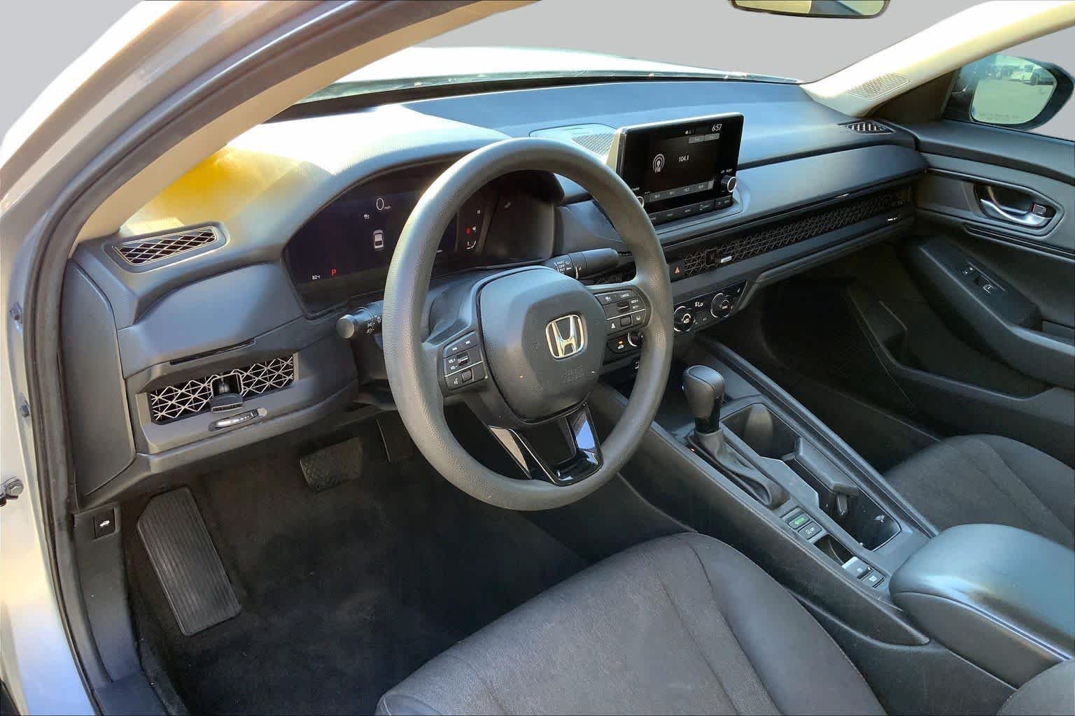 Used 2025 Solar Silver Metallic Honda SE image 17