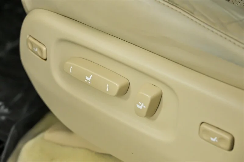 Used 2009 Starfire Pearl Lexus  image 21