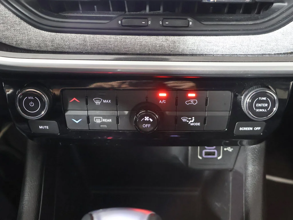 Used 2022 Black Jeep Latitude Lux image 44