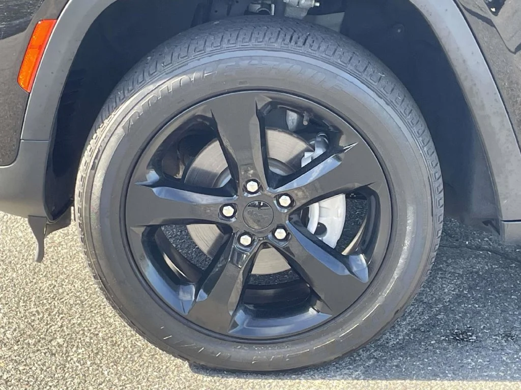 Used 2023 Black Jeep Altitude image 11