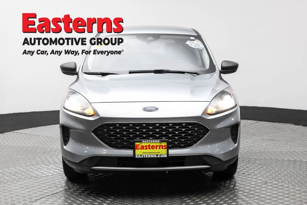 Used 2022 Silver Ford SE image 2