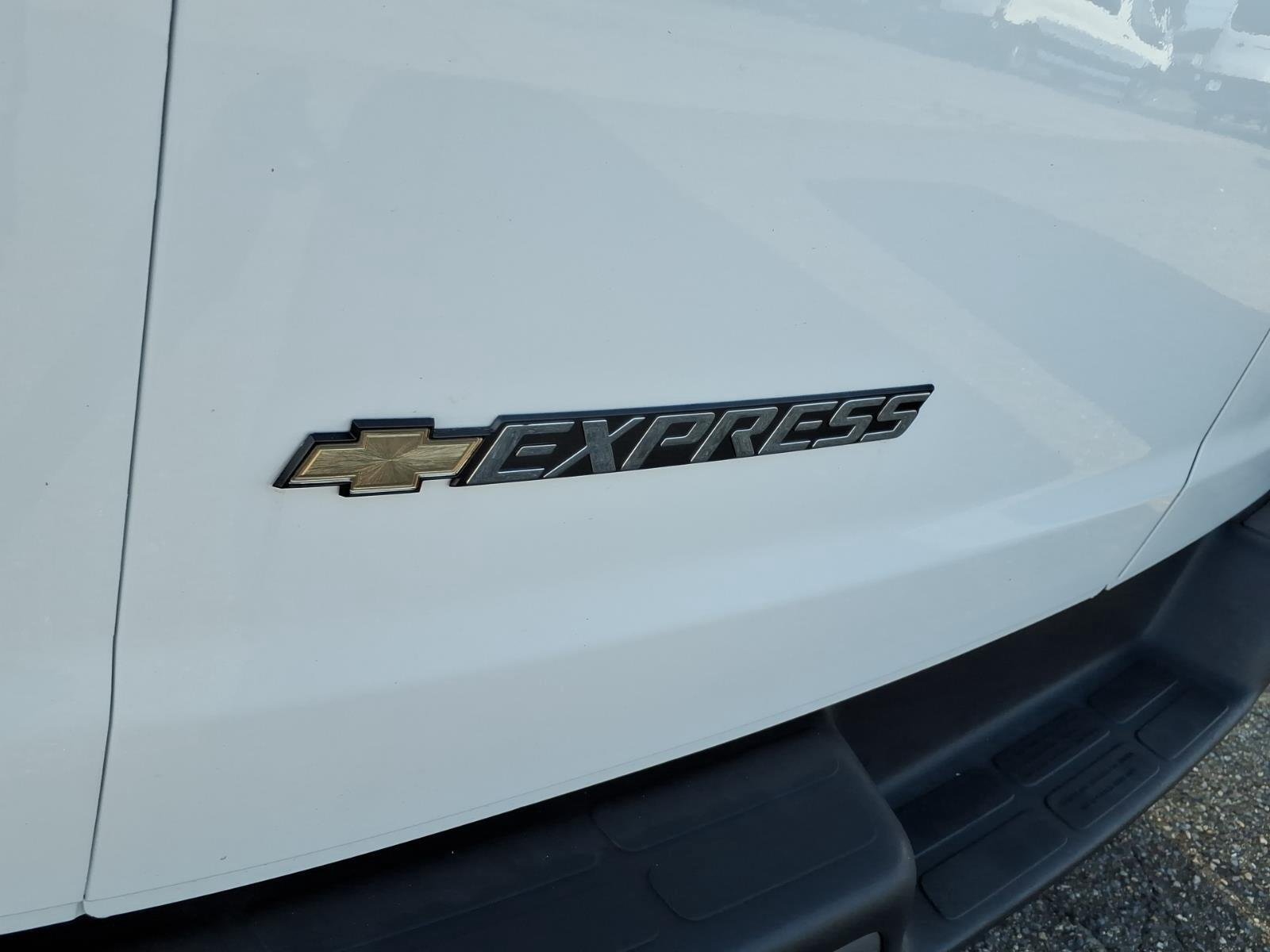 Used 2025 Summit White Chevrolet LT image 7