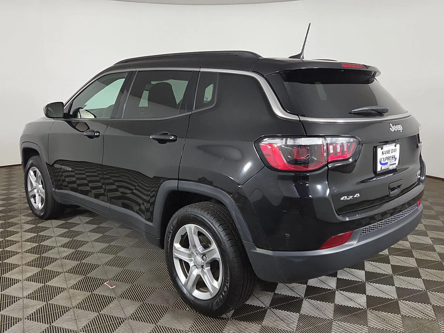 Used 2023 Diamond Black Crystal Pearlcoat Jeep Latitude image 4
