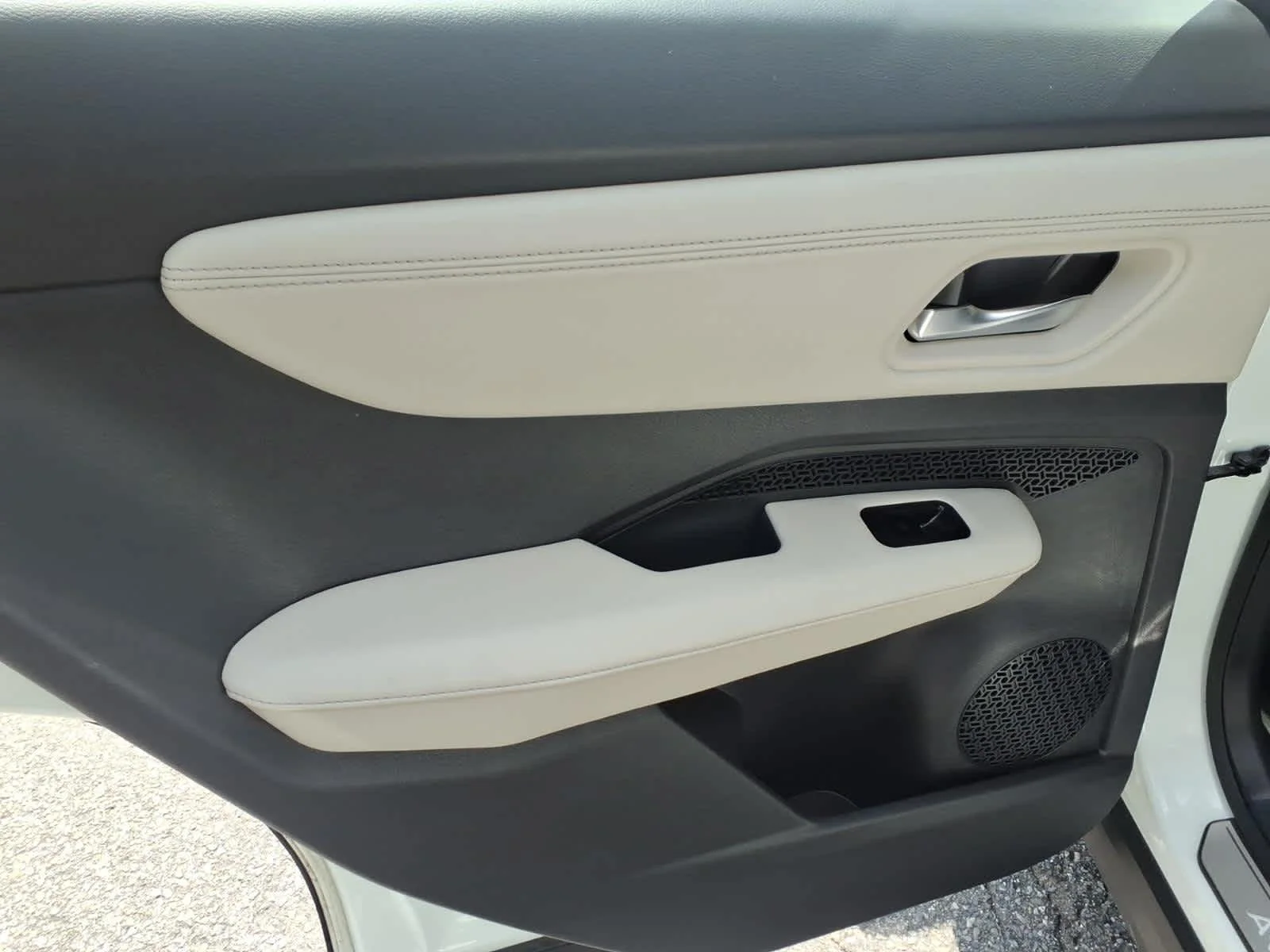 Certified Used 2024 Everest White Pearl Tricoat/Black Diamond Pearl Nissan ENGAGE+ image 11
