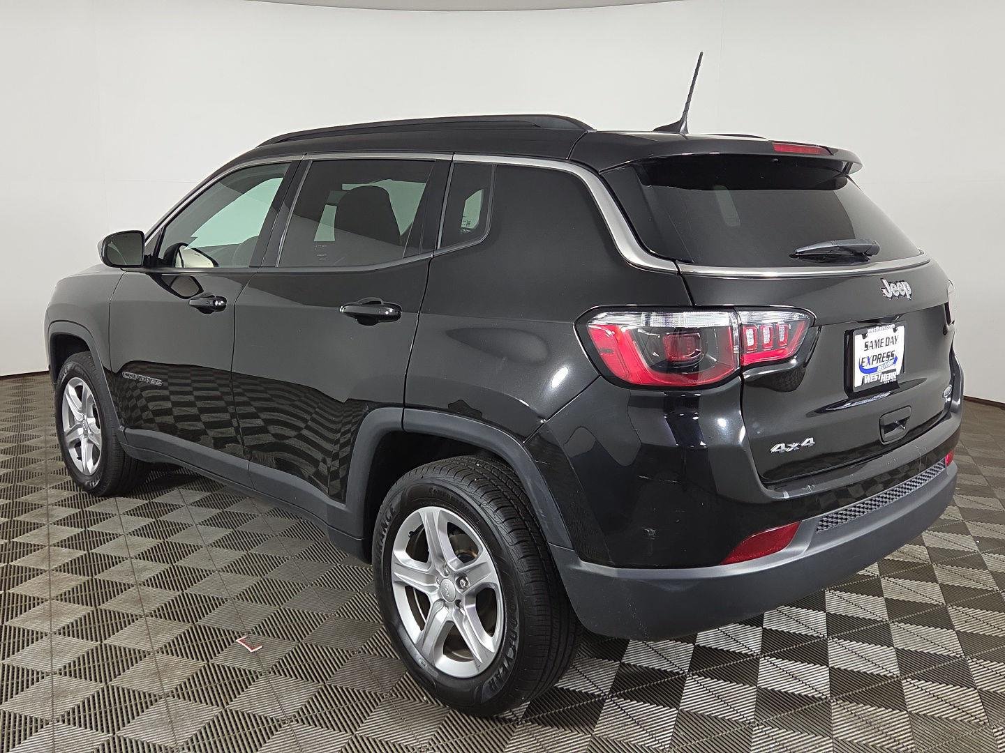 Used 2023 Diamond Black Crystal Pearlcoat Jeep Latitude image 4