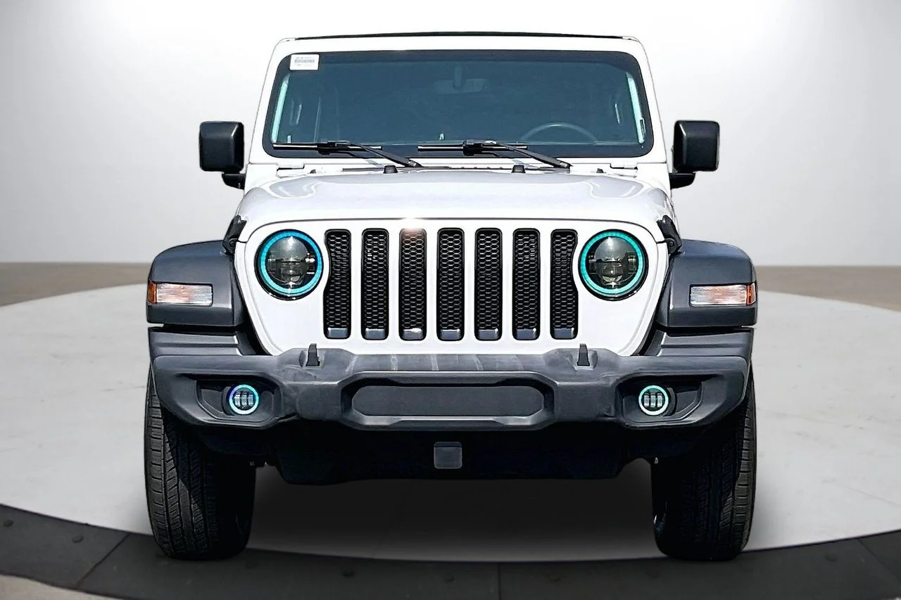 Used 2023 White Jeep Sport image 3