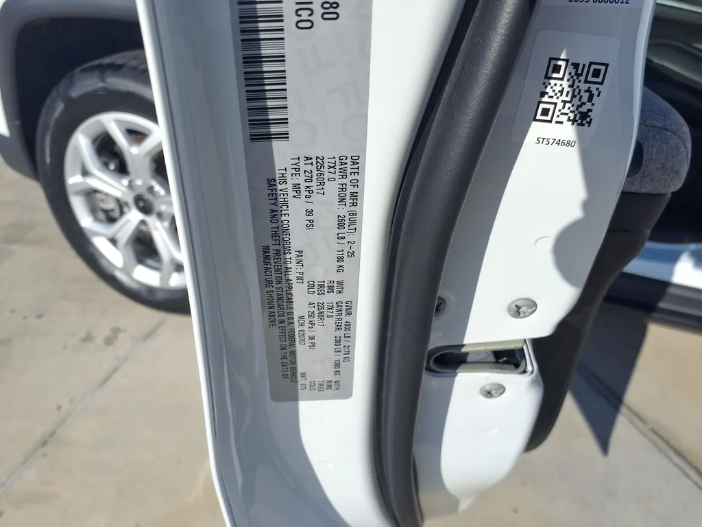 Used 2025 White Jeep Latitude image 32