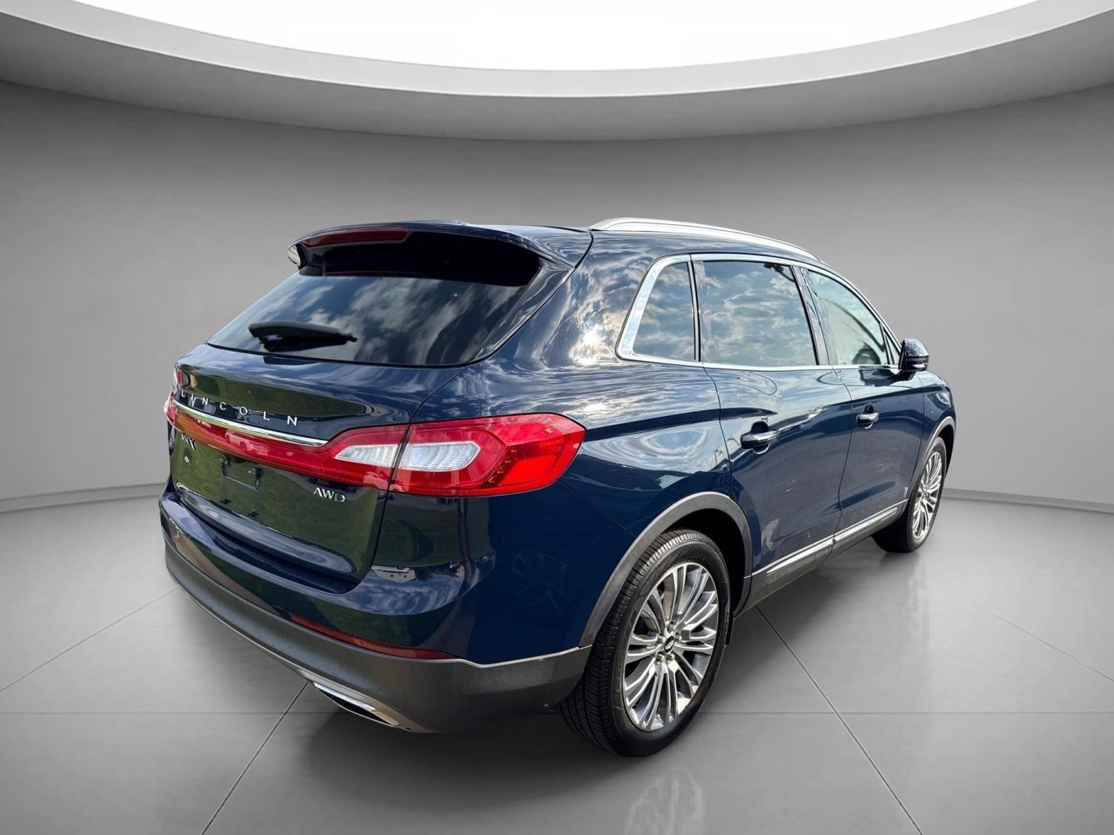 Used 2018 Blue Diamond Metallic Lincoln Reserve image 16