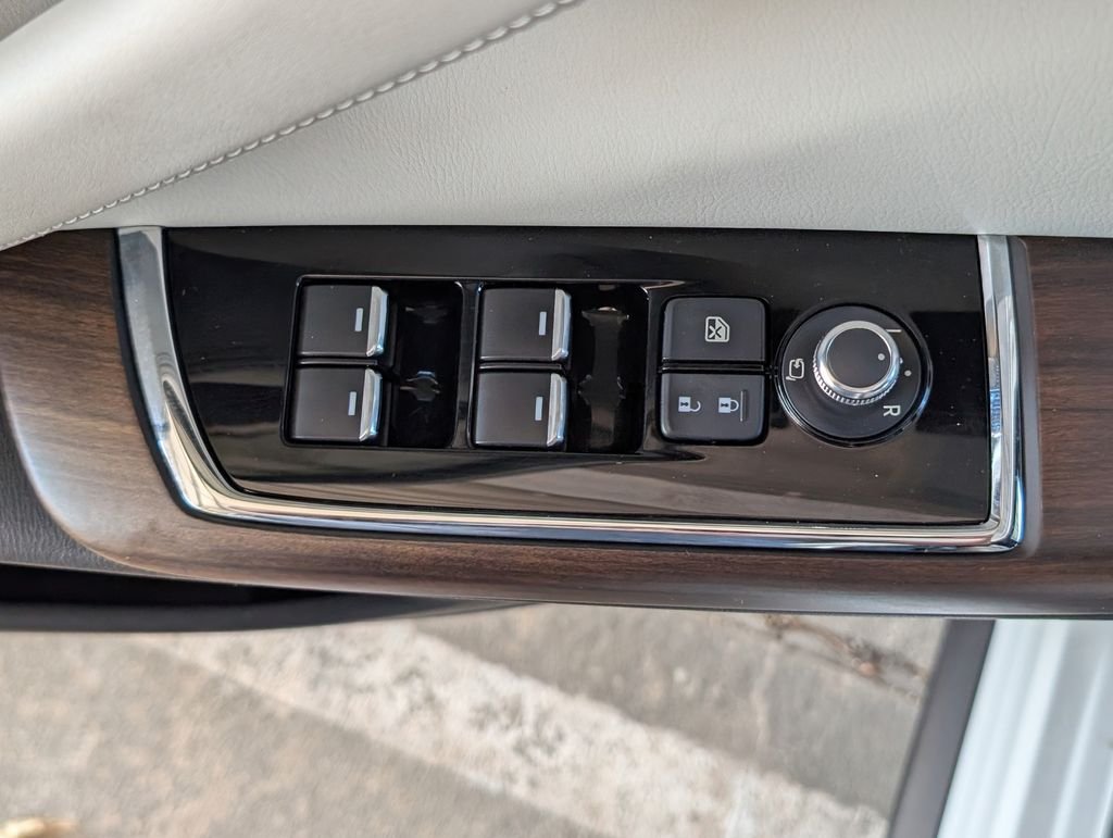 Used 2023 White Mazda Signature image 18