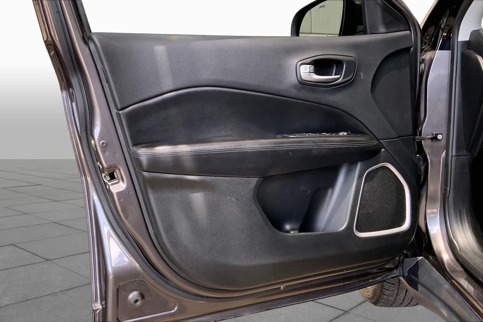 Used 2019 Granite Crystal Metallic Clearcoat Jeep Altitude image 22