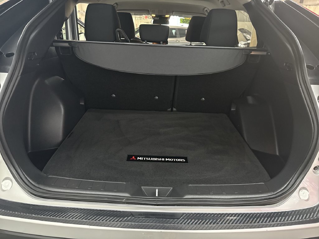 Used 2023 Silver Mitsubishi LE image 32