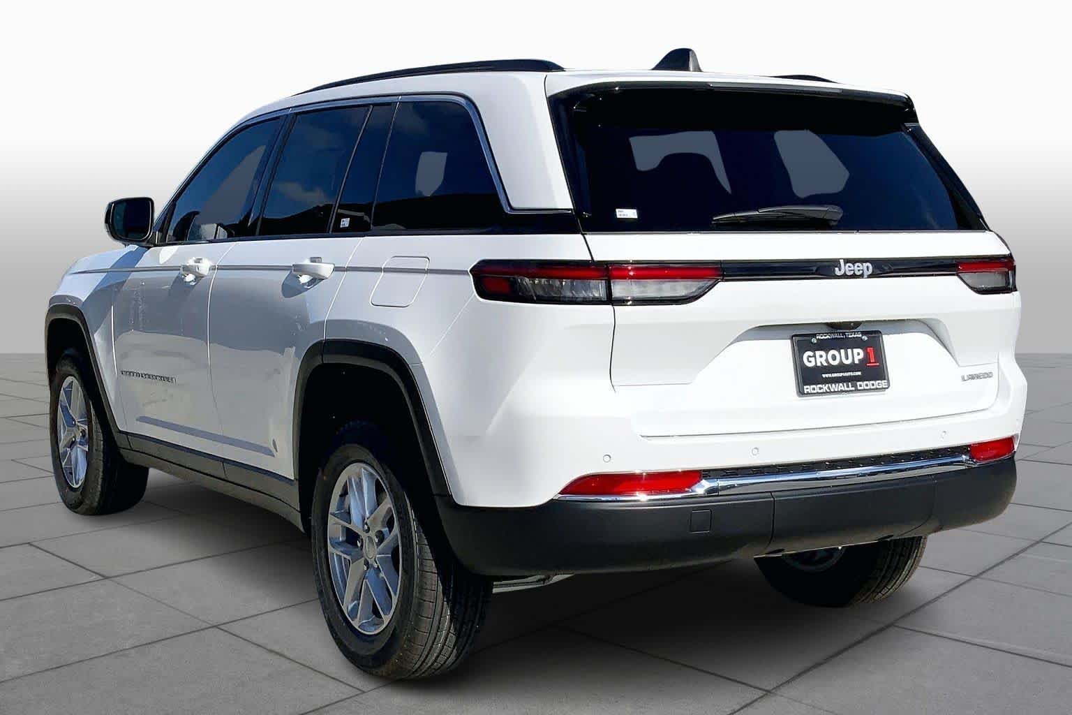New 2026 Bright White Clear-Coat Exterior Paint Jeep Laredo X image 9