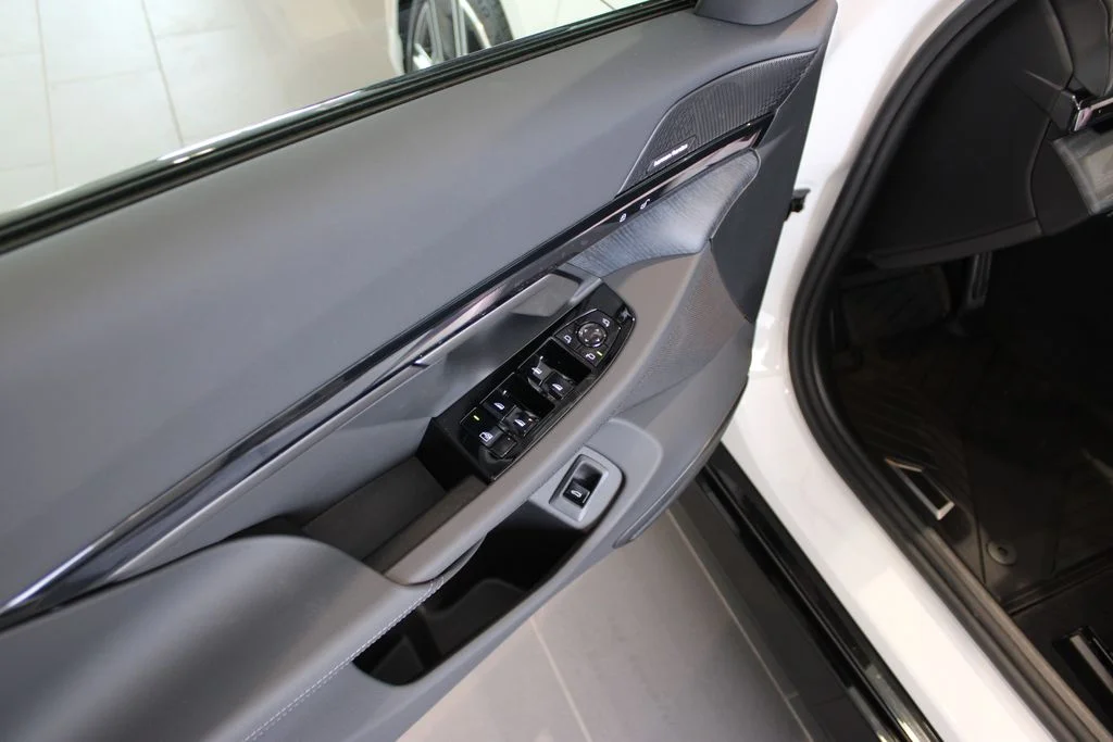 New 2026 Mineral White Metallic BMW 550e xDrive image 27