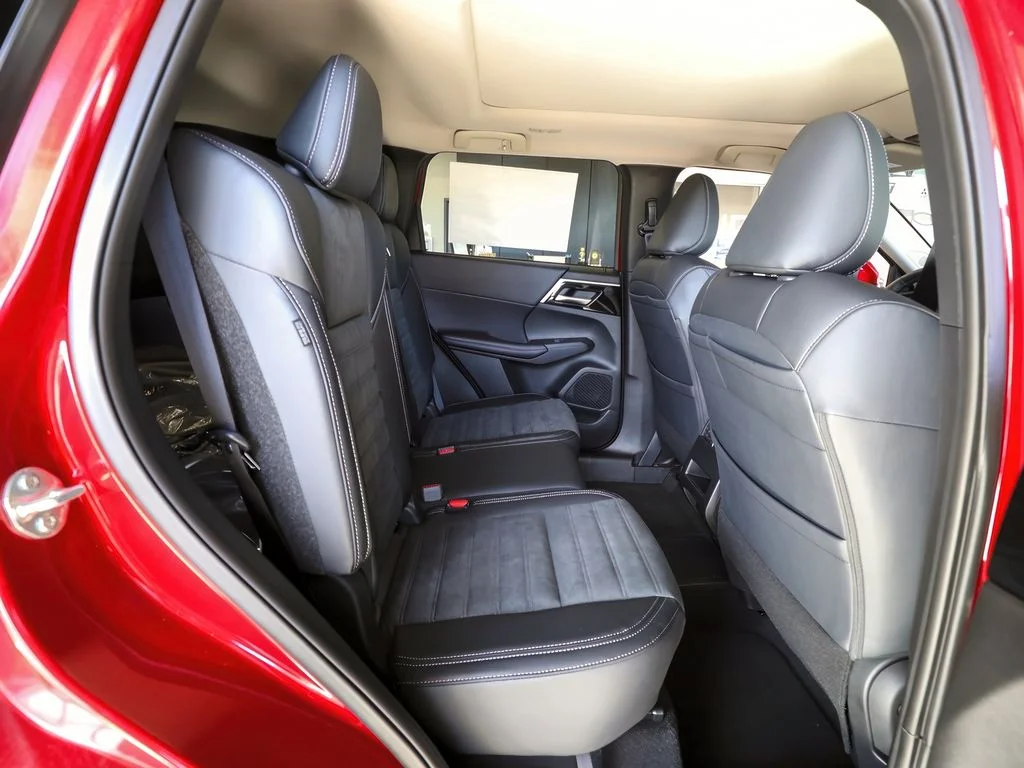 New 2025 Red Diamond Mitsubishi SE image 27