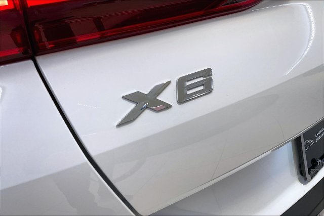 Used 2022 White BMW xDrive40i image 27