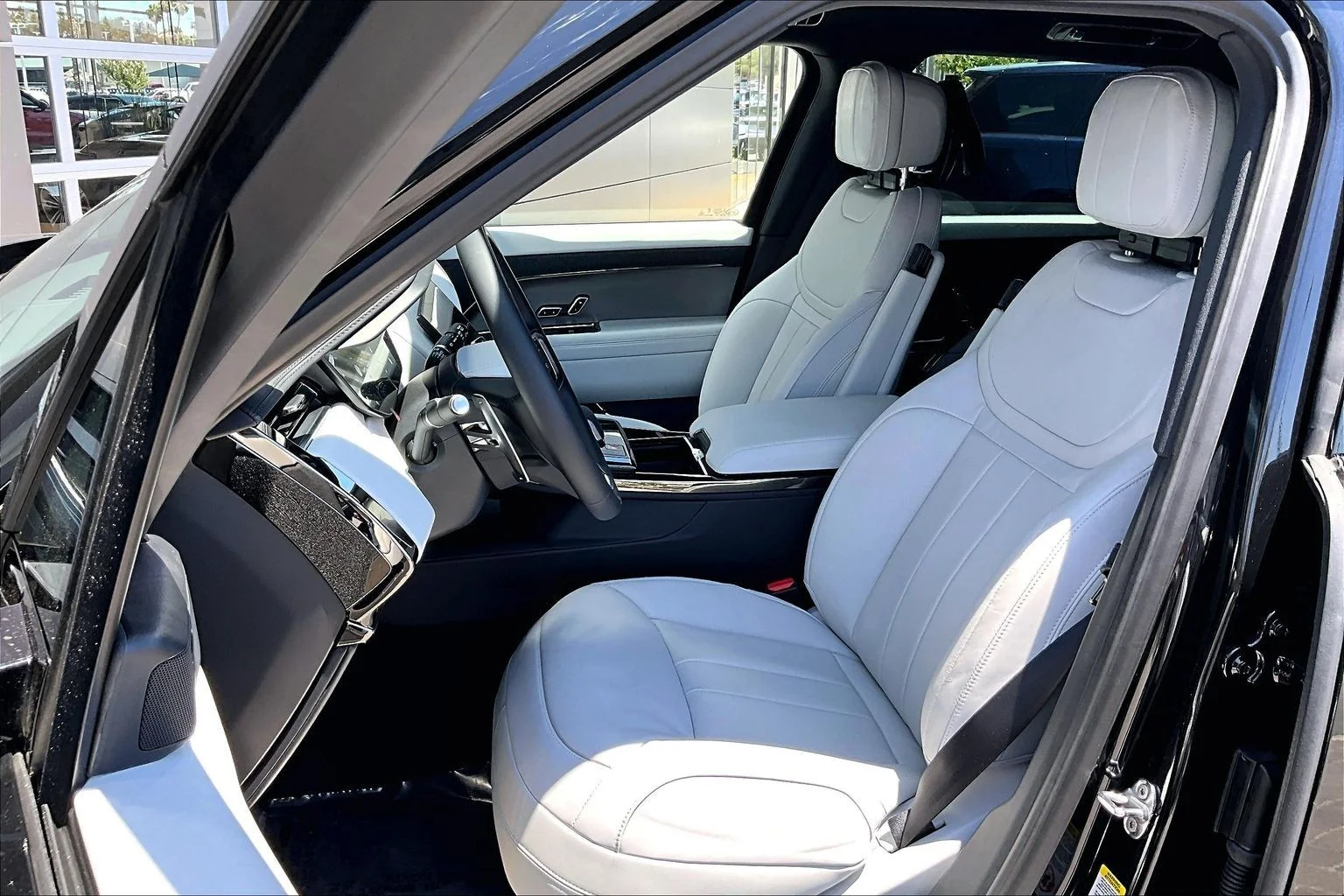 New 2026 Santorini Black Land Rover SE image 9
