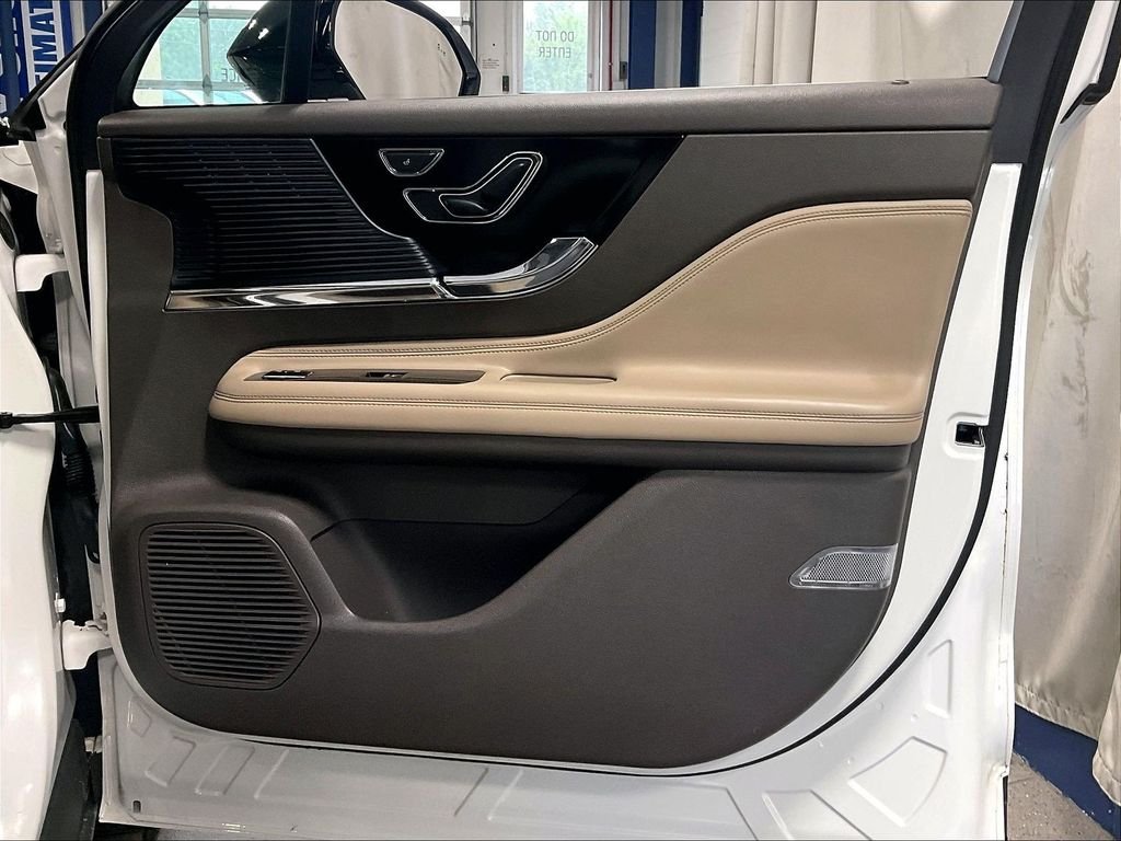 Used 2020 White Lincoln Standard image 12