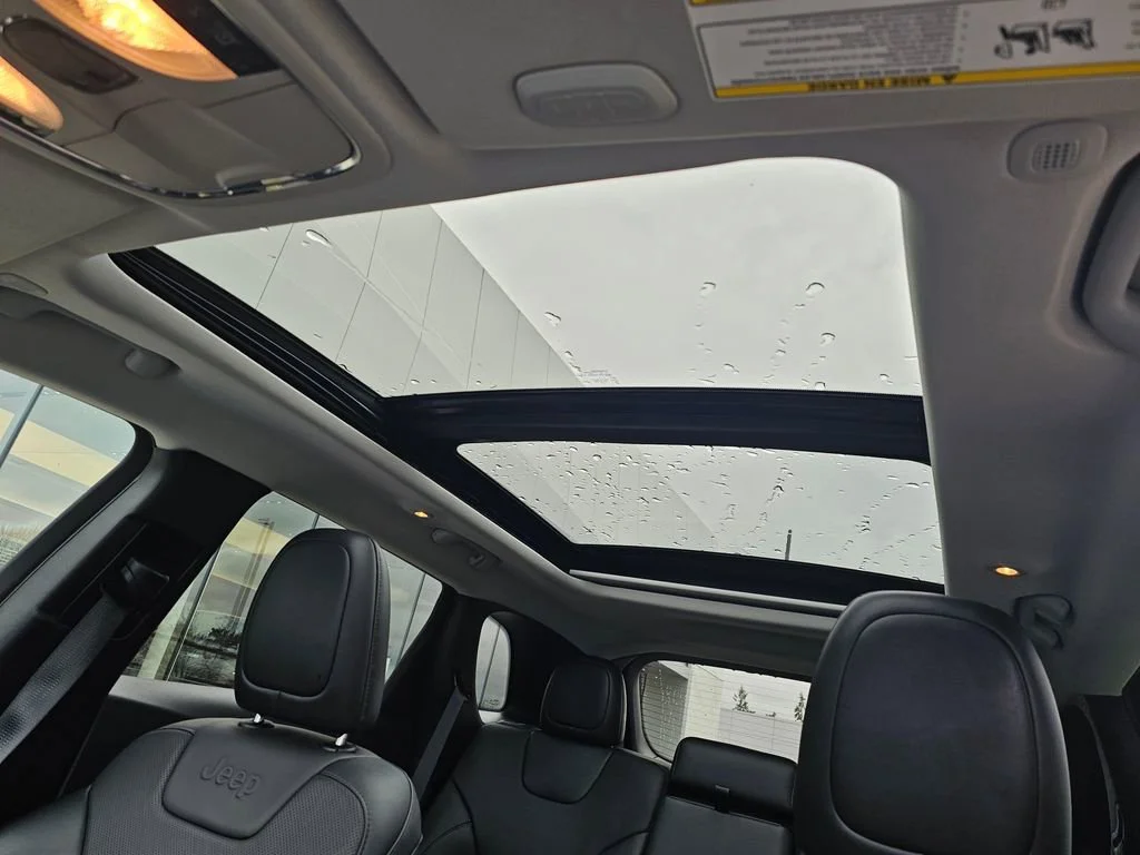 Used 2022  Jeep Limited image 21