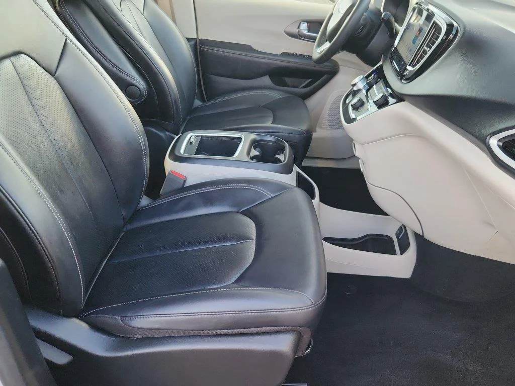 Used 2024 Silver Mist Clearcoat Chrysler Touring L image 14