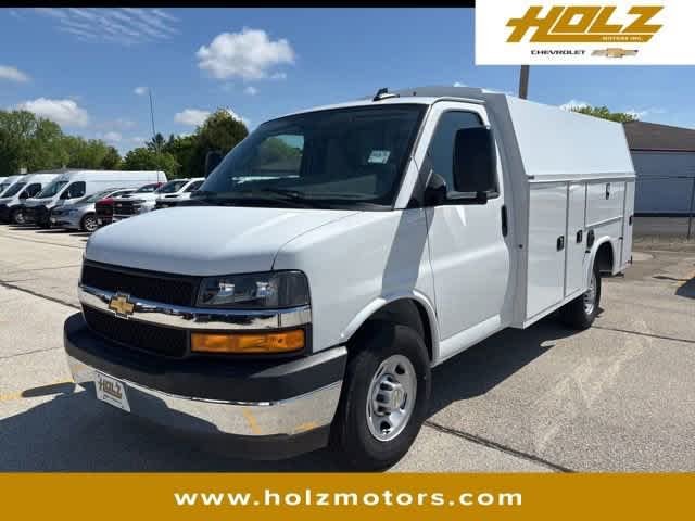 2024 Chevrolet Express Cutaway Base