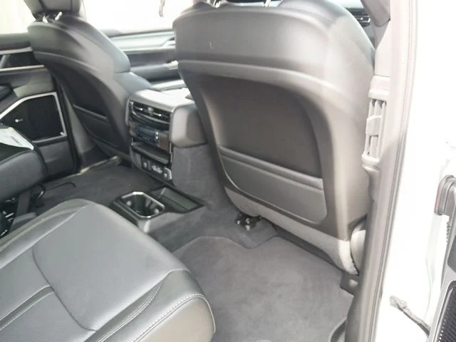 New 2026 Bright White Clear-Coat Exterior Paint Jeep Limited Reserve image 35