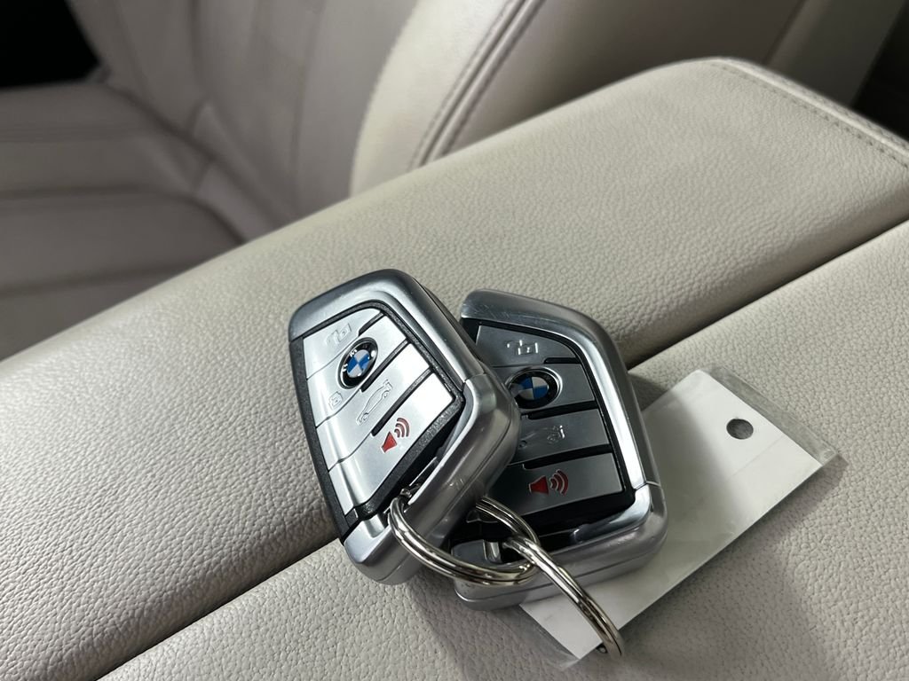 Used 2019 Black BMW xDrive40i image 29
