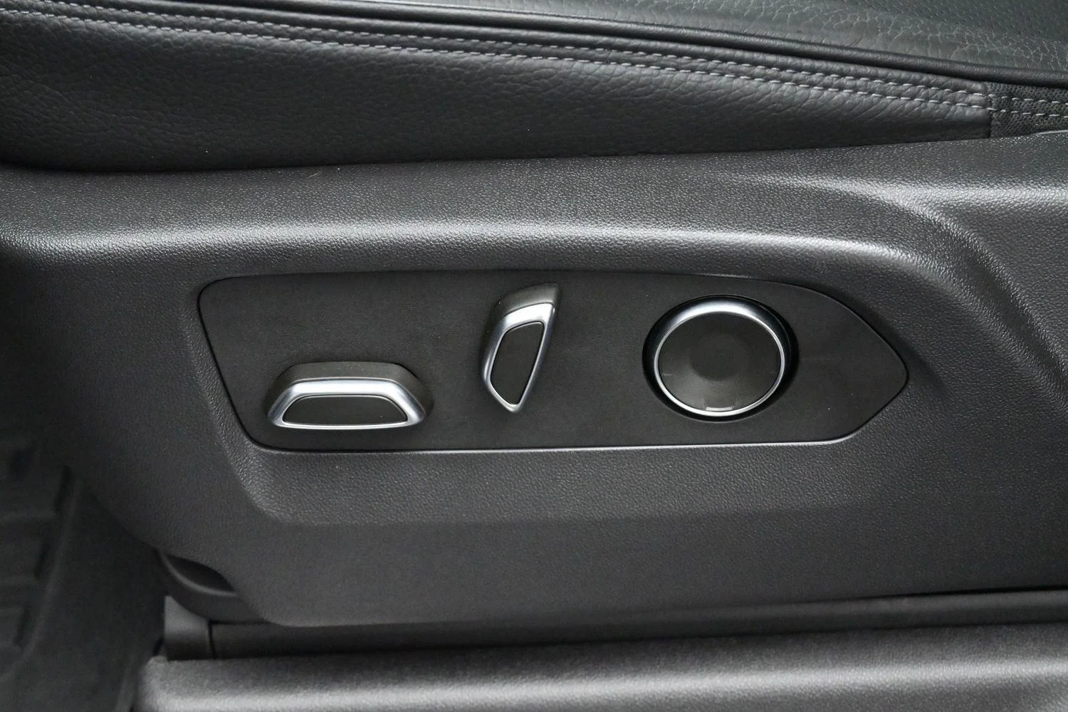 Used 2024 Sterling Metallic GMC Denali image 15