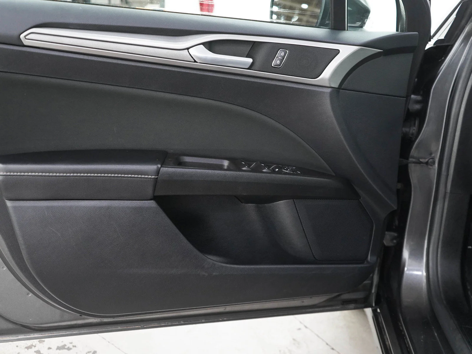 Used 2020 Magnetic Ford SE image 17