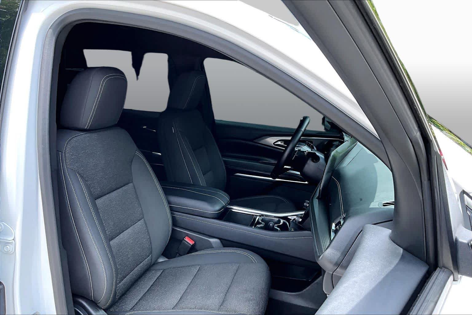 Used 2025 Summit White Chevrolet FWD LT image 9